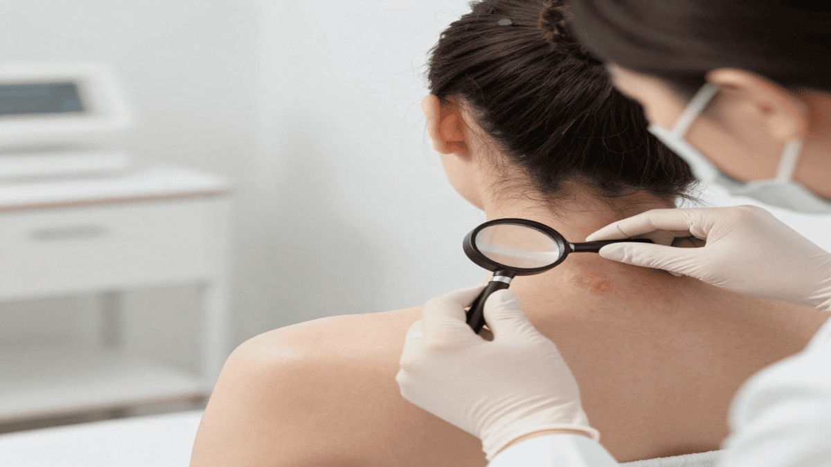 doctor diagnosing itchy rash on neck